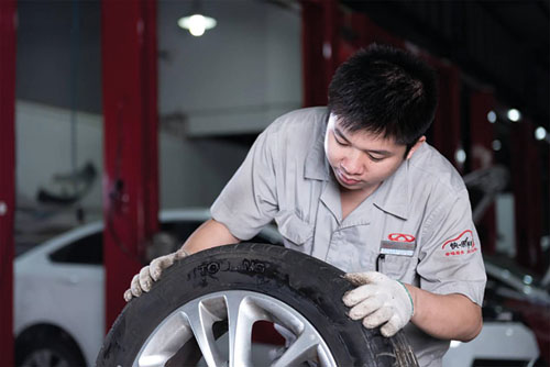 1590632229137578.jpg 奇瑞技师认真进行检查.jpg