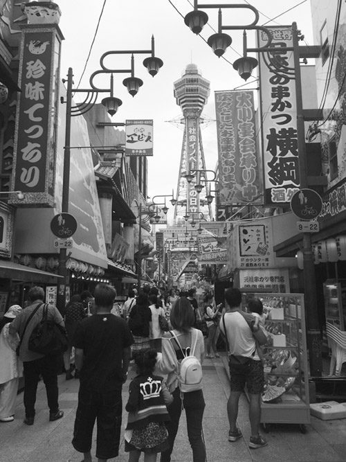 疫情前，日本大阪新世界商业街挤满了熙熙攘攘的游客.jpg