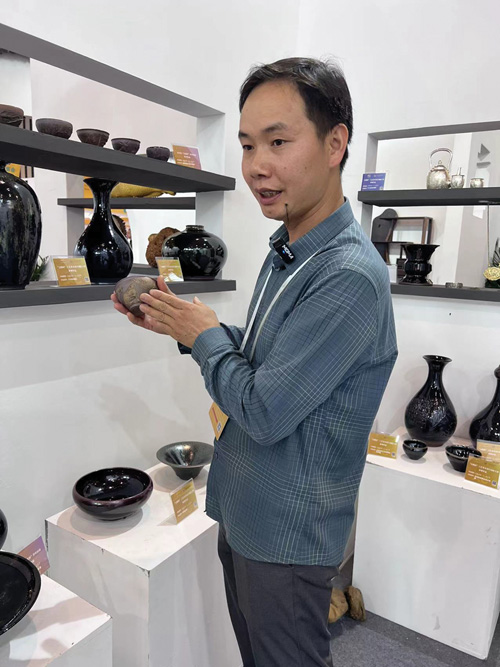 朱君煜在介绍建盏作品（建瓯配图）.jpg